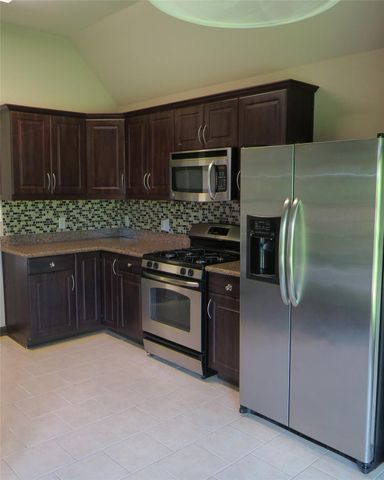 107 Enfield Court, Huntsville, TX 77320