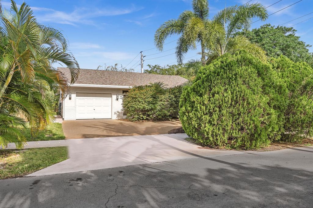 321 SW 30th Terrace, Deerfield Beach, FL 33442