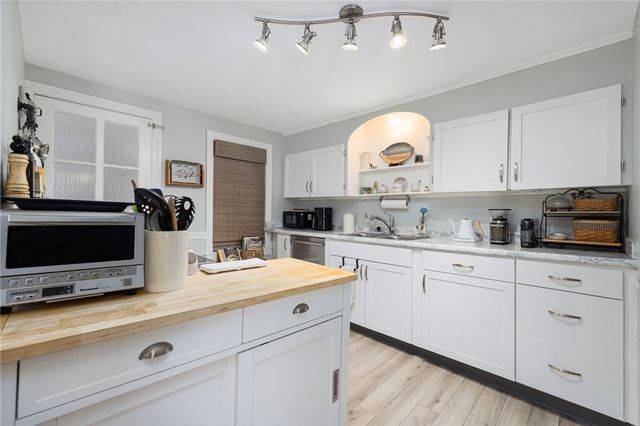 7 Bay Avenue, Barrington, RI 02806