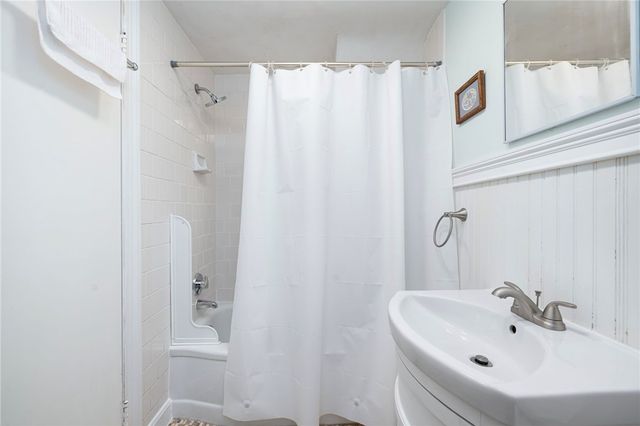 7 Bay Avenue, Barrington, RI 02806