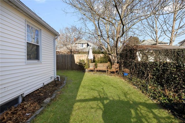 7 Bay Avenue, Barrington, RI 02806