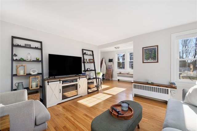 7 Bay Avenue, Barrington, RI 02806