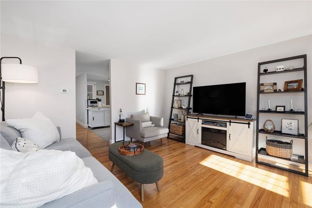 7 Bay Avenue, Barrington, RI 02806