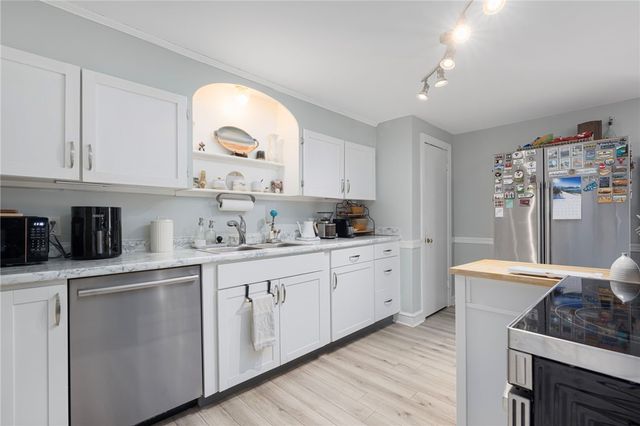 7 Bay Avenue, Barrington, RI 02806