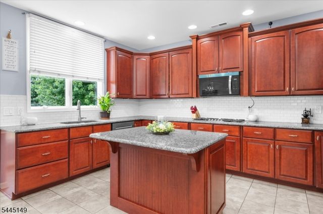 1 Tanager Dr, Raritan Twp., NJ 08551