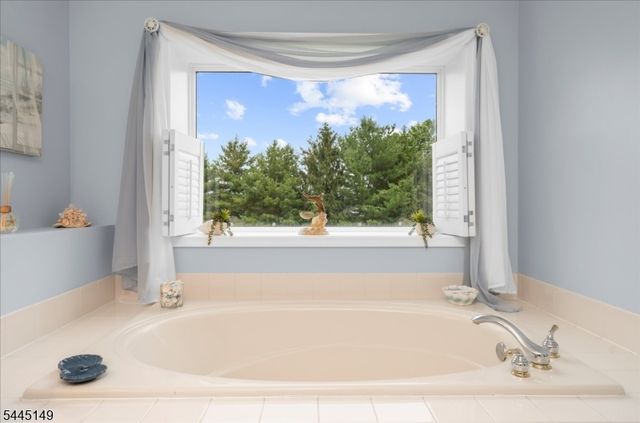 1 Tanager Dr, Raritan Twp., NJ 08551