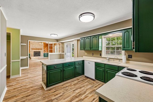 W183S8590 Sue Marie LANE, Muskego, WI 53150