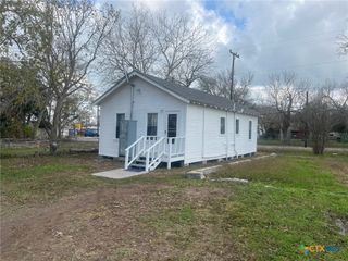 327 W Main Street, Port Lavaca, TX 77979