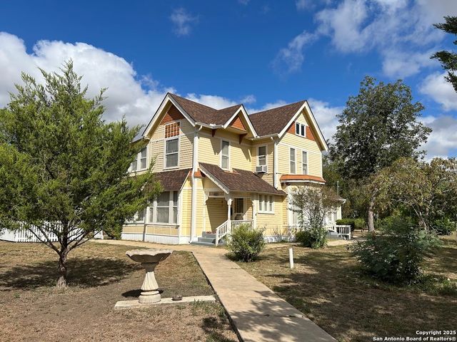 304 W Krezdorn, Seguin, TX 78155