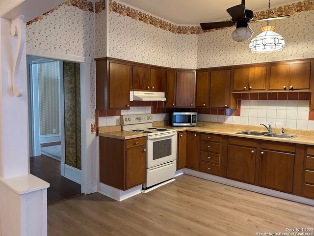 304 W Krezdorn, Seguin, TX 78155