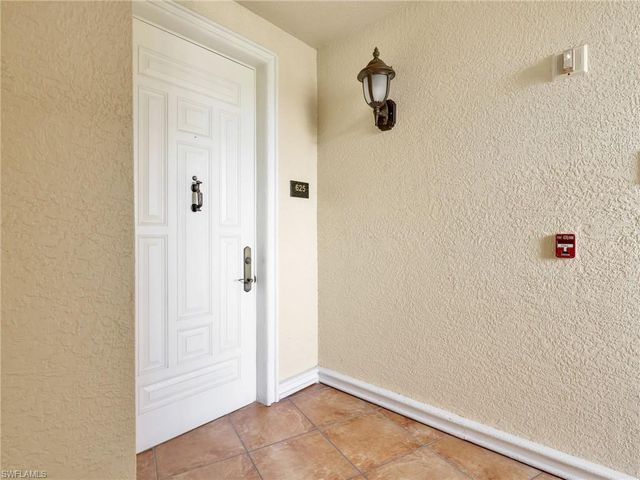 625 6th AVE S B301, Naples, FL 34102