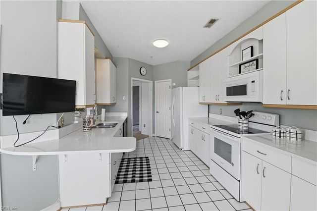 1024 Porte Harbour Arch Apt 202, Hampton, VA 23664