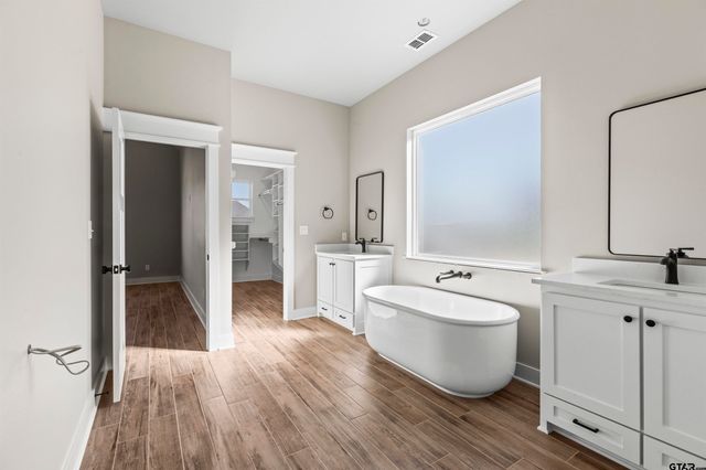 14697 Woodland Creek Dr, Tyler, TX 75706