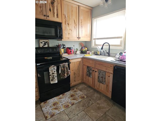 1710 Se MAIN St, Roseburg, OR 97470