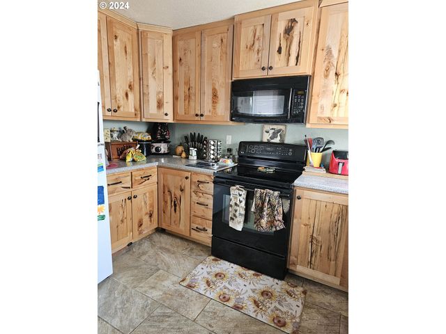 1710 Se MAIN St, Roseburg, OR 97470