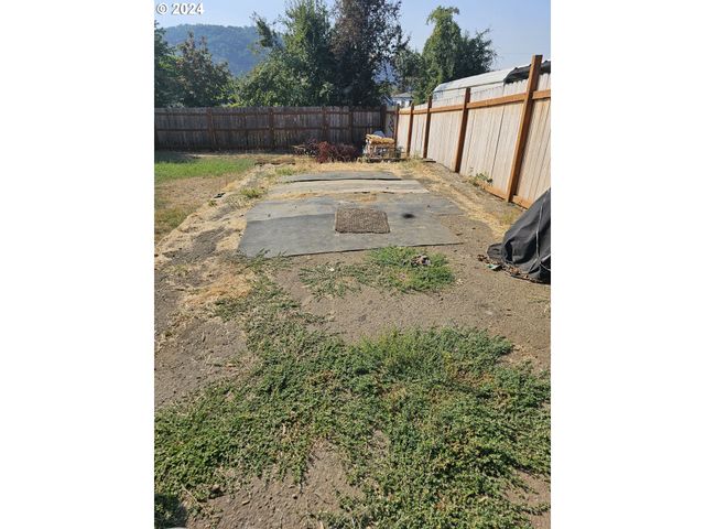 1710 Se MAIN St, Roseburg, OR 97470