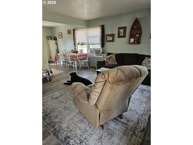1710 Se MAIN St, Roseburg, OR 97470