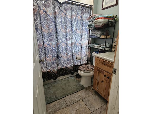 1710 Se MAIN St, Roseburg, OR 97470
