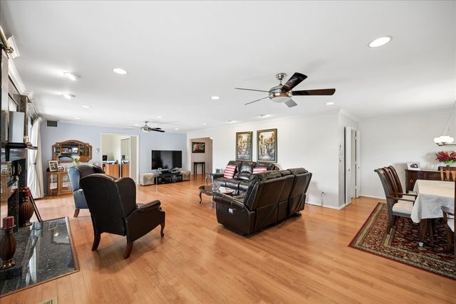 3741 Mission Hills Road 201, Northbrook, IL 60062