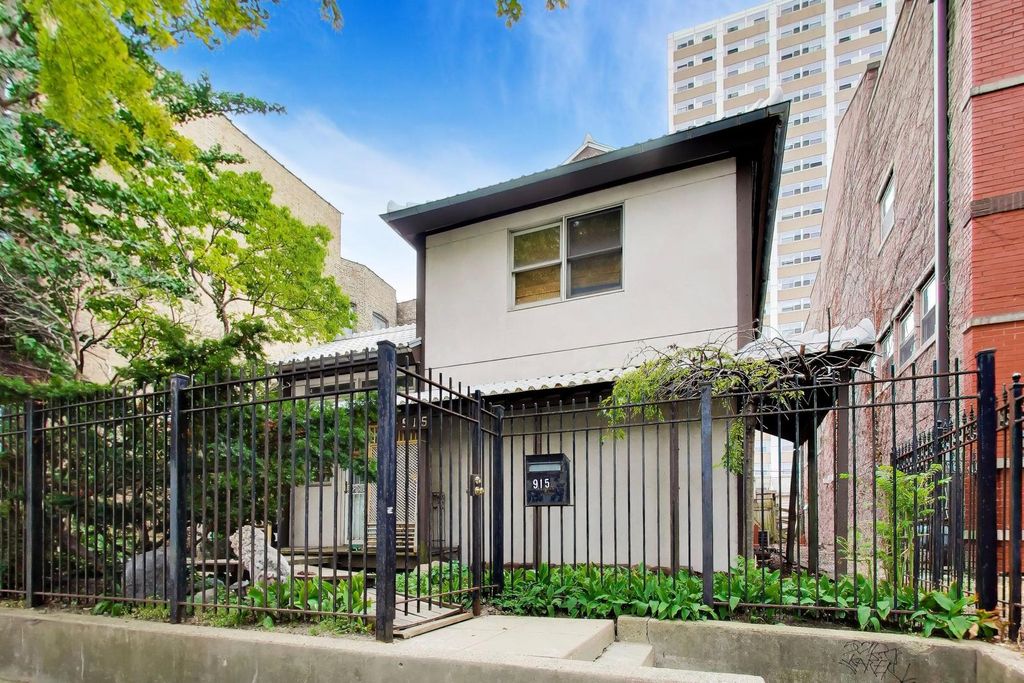 915 W Lawrence Avenue, Chicago, IL 60640 — exterior