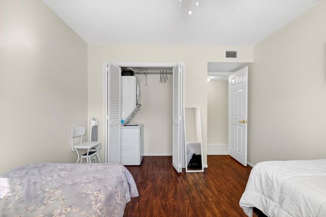 94 Stratford G, West Palm Beach, FL 33417