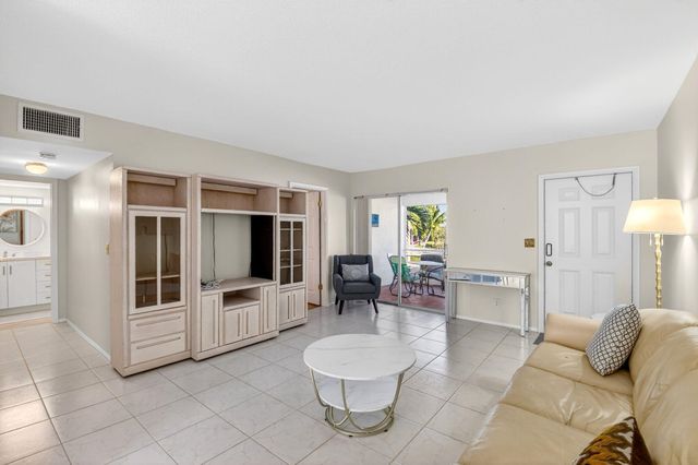 94 Stratford G, West Palm Beach, FL 33417