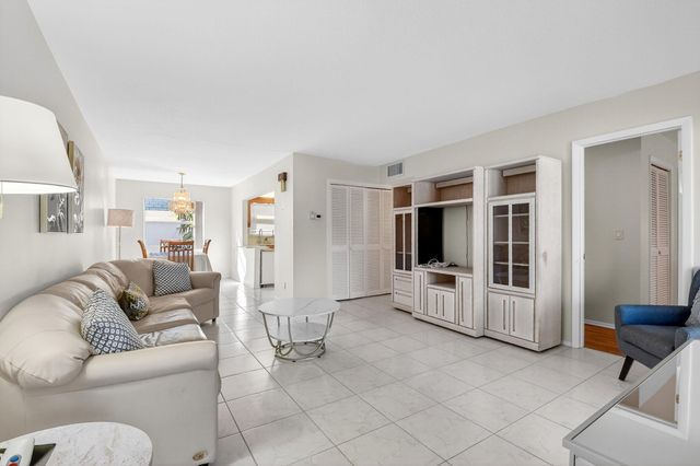 94 Stratford G, West Palm Beach, FL 33417