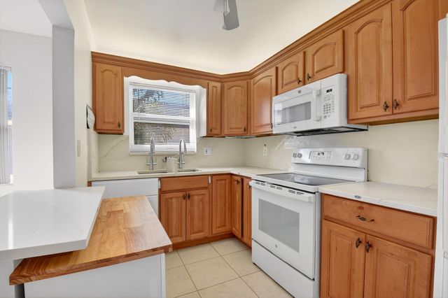 94 Stratford G, West Palm Beach, FL 33417