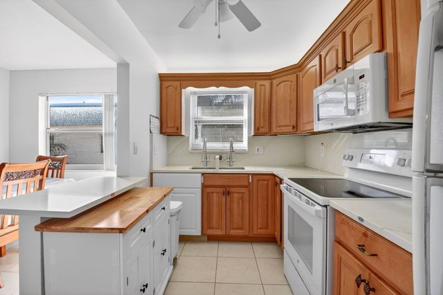 94 Stratford G, West Palm Beach, FL 33417