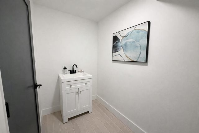 576 Grove St, Framingham, MA 01701