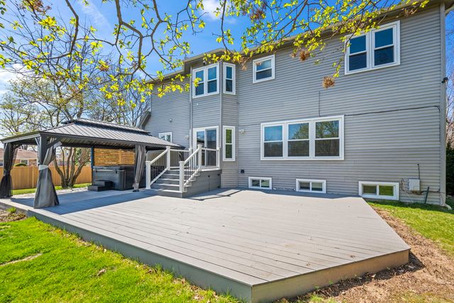 155 Lilac Lane, Wheeling, IL 60090