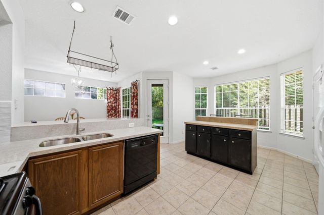 96 E Lakeridge Drive, The Woodlands, TX 77381
