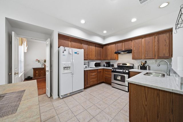 96 E Lakeridge Drive, The Woodlands, TX 77381