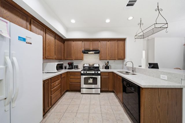 96 E Lakeridge Drive, The Woodlands, TX 77381