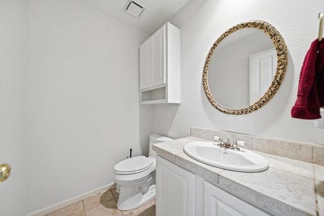 96 E Lakeridge Drive, The Woodlands, TX 77381