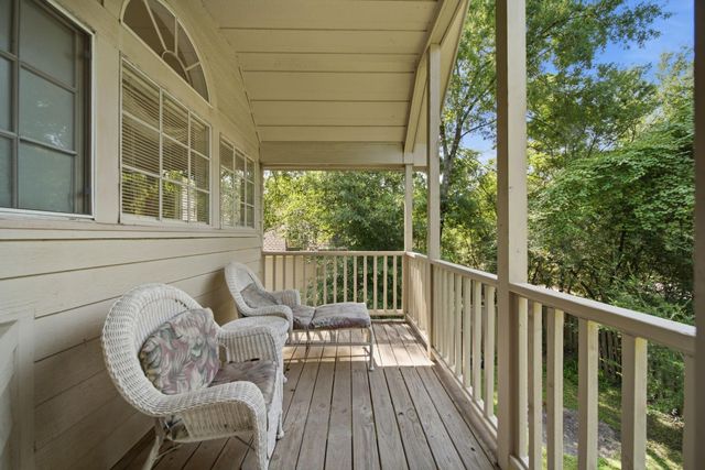 96 E Lakeridge Drive, The Woodlands, TX 77381