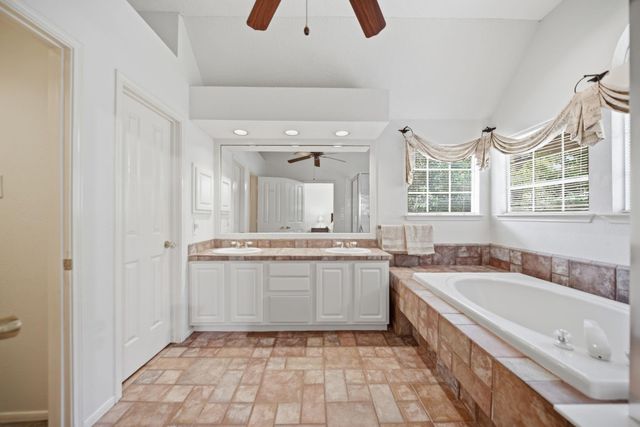 96 E Lakeridge Drive, The Woodlands, TX 77381