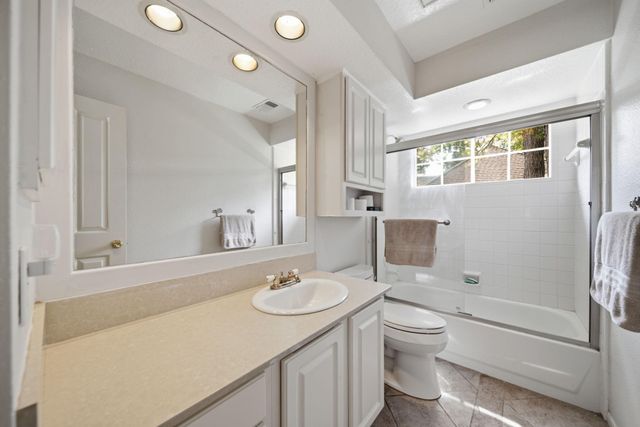 96 E Lakeridge Drive, The Woodlands, TX 77381