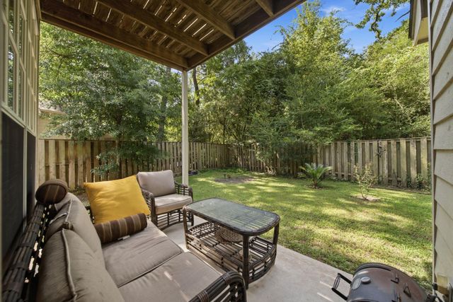 96 E Lakeridge Drive, The Woodlands, TX 77381