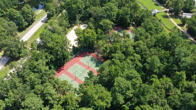 96 E Lakeridge Drive, The Woodlands, TX 77381