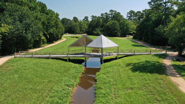 96 E Lakeridge Drive, The Woodlands, TX 77381