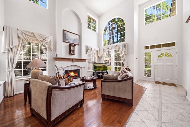 96 E Lakeridge Drive, The Woodlands, TX 77381
