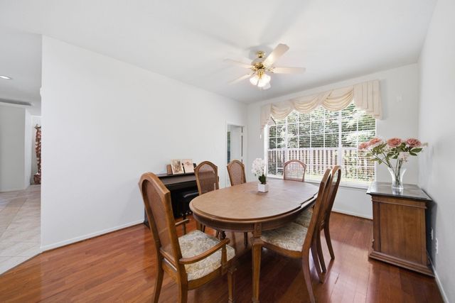 96 E Lakeridge Drive, The Woodlands, TX 77381