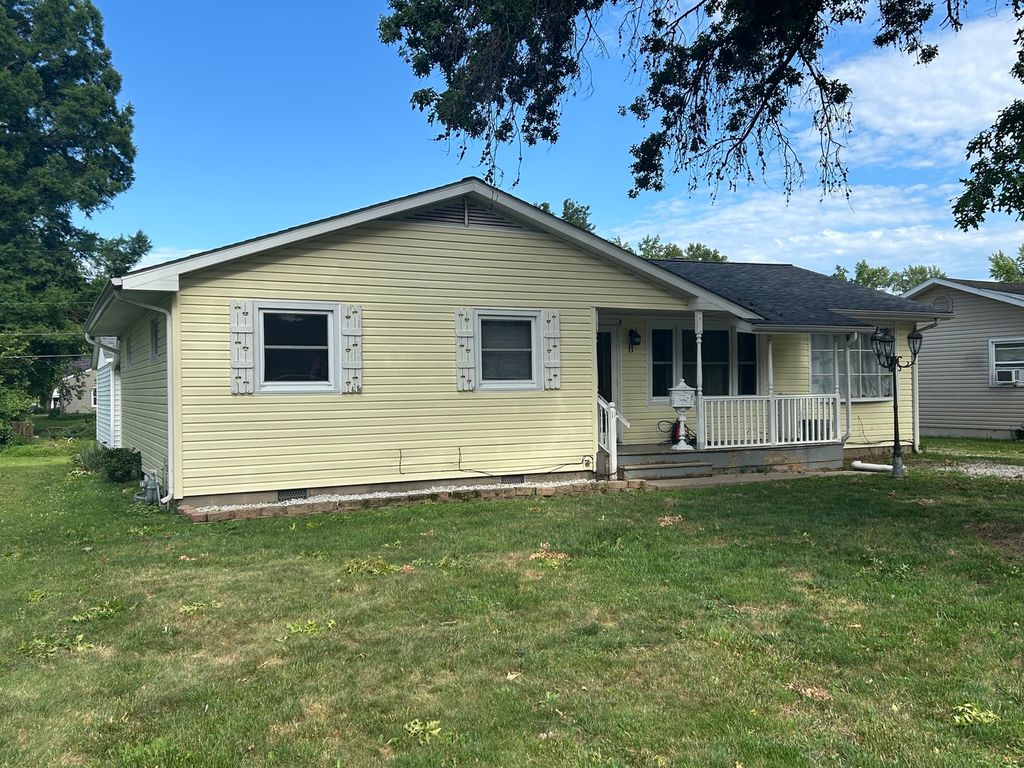 Image 1 of property listing at 11 Holiday Terrace, Centralia, IL 62801