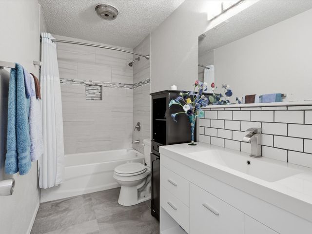 2040 Oakwood Court, Arlington, TX 76012