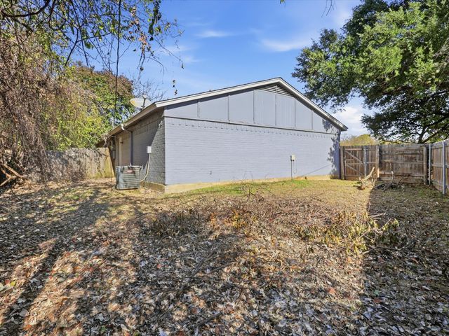 2040 Oakwood Court, Arlington, TX 76012