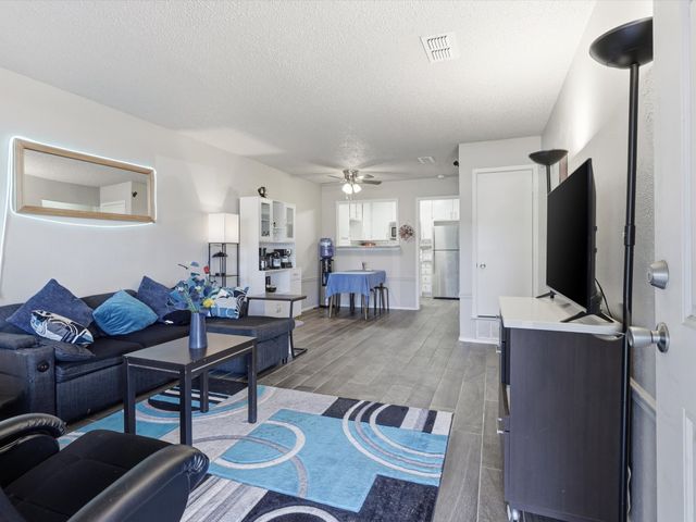 2040 Oakwood Court, Arlington, TX 76012