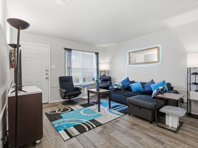 2040 Oakwood Court, Arlington, TX 76012