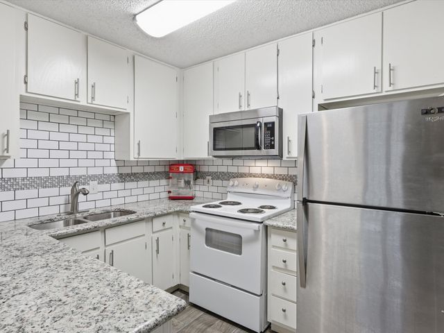 2040 Oakwood Court, Arlington, TX 76012