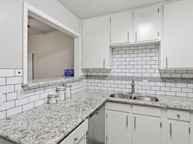 2040 Oakwood Court, Arlington, TX 76012